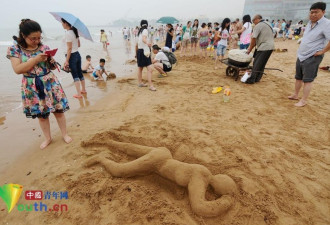 游客海边制作“裸女”沙雕 群众围观