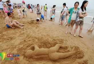 游客海边制作“裸女”沙雕 群众围观