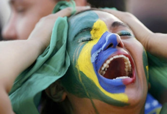 巴西惨遭德国血洗 球迷哭喊怒烧国旗