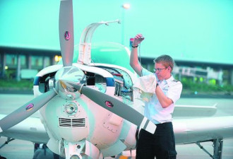 美19岁男孩独驾机 挑战环球飞行纪录