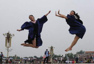 大学生天安门前拍“赤脚飞天”毕业照