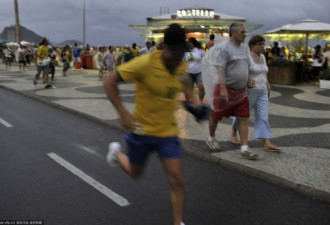 巴西暴乱：八辆车被毁 歹徒洗劫商店