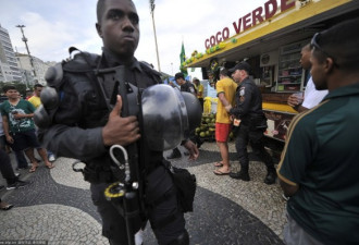 巴西暴乱：八辆车被毁 歹徒洗劫商店