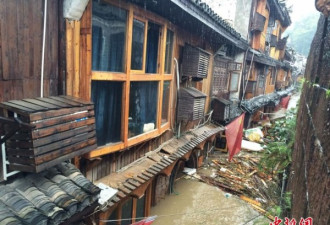 凤凰古城被淹：12万人受灾 城内全停电