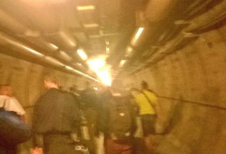 英法海底隧道地铁出故障 乘客自拍留念