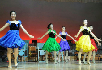 探访朝鲜神秘学院：女生穿清凉装跳舞