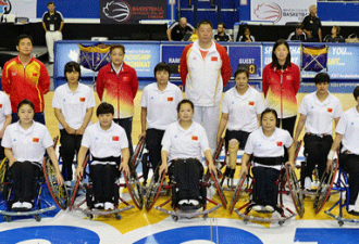 中国轮椅篮球队赴多 盼社区加油助威
