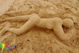 游客海边制作“裸女”沙雕引群众围观拍照