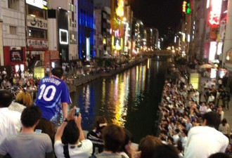 自杀式泄愤！日本球迷因输球全裸跳河
