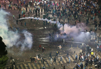 实拍阿根廷球迷为泄愤与警察爆发冲突