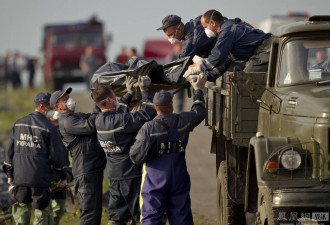 慎入：实拍MH17遇难者遗体被搬离现场