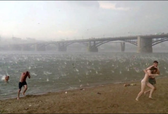 俄海滩酷暑天突降冰雹 游客尖叫躲藏
