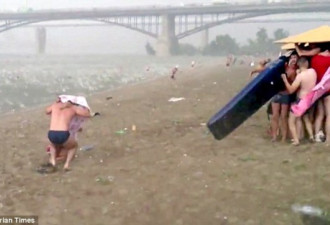 俄海滩酷暑天突降冰雹 游客尖叫躲藏