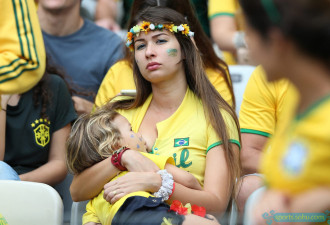 巴西女球迷看台上大胆喂奶 爆乳惊艳