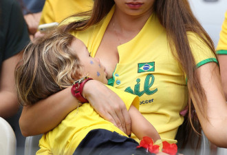 巴西女球迷看台上大胆喂奶 爆乳惊艳