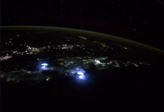 图：太空拍摄地球雷暴 闪电接连出现