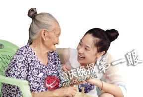 重庆90后女子怕88岁外婆寂寞 带她上班