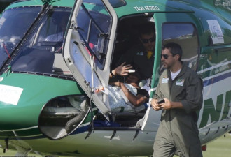 内马尔坐直升机回家治疗 可以坐立行走