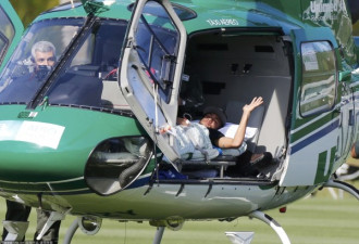 内马尔坐直升机回家治疗 可以坐立行走