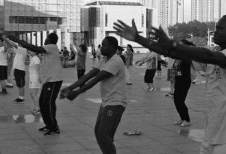 非洲凤凰传奇：非洲仨小伙学跳广场舞