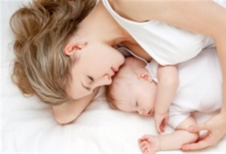 研究：新生儿与他人睡 增加死亡风险