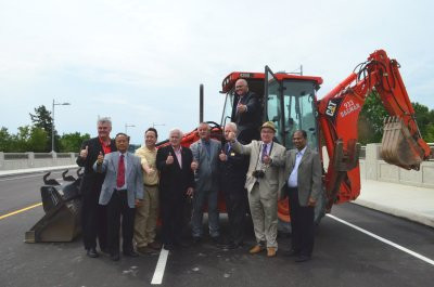 薛家平(車上)與趙善江(左二)、Don Hamilton(右三)等議員慶祝Birchmount Road Bridge落成。(記者謝君/攝影)