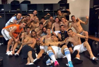阿根廷队集体裸拍 梅西与众男High到爆