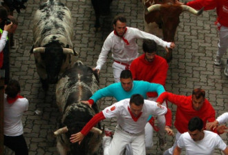 2014西班牙奔牛节盛况 众狂奔4人受伤