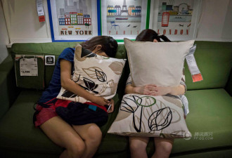 外媒实拍 在宜家里“蹭睡”的中国人