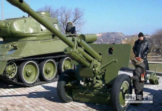 乌克兰叛军用二战坦克大炮 抗政府军