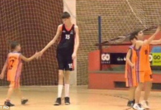 13岁篮球少年身高2米24 一年超越姚明