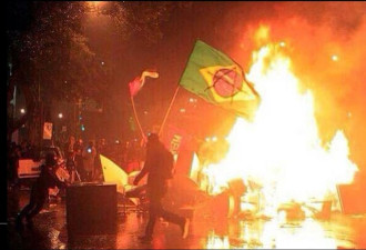 烧国旗已不够 巴西大巴和大楼都被点燃