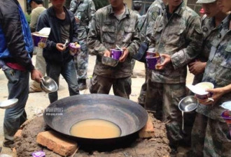 震区物资匮乏 救援队用土黄浑水煮面