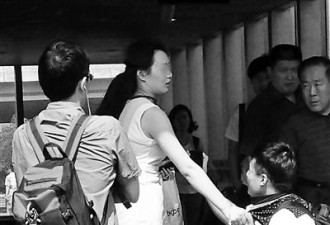 北京男子地铁偷拍裙底被抓 跪地求饶