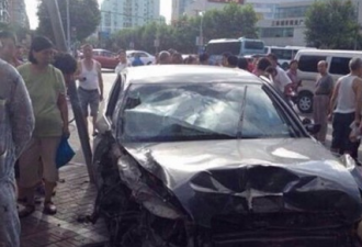 上海奥迪司机撞多车跳楼自杀 现场惨烈