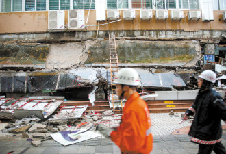 深圳大楼坍塌3死12伤 一对石狮救5命