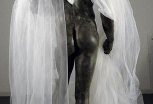 意国武士铜像被披婚纱 穿豹纹丁字裤