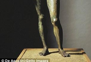意国武士铜像被披婚纱 穿豹纹丁字裤