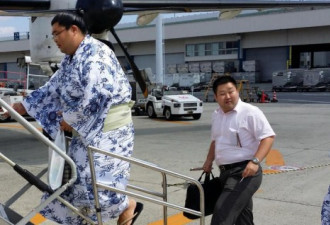 日本相扑手集体坐飞机 网友：明显超载