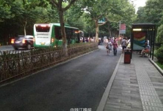 杭州公交冒烟 乘客恐慌逃生致10余伤