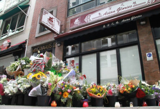 荷兰民众在遇难香港居民中餐馆前哀悼