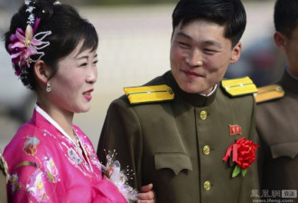 街拍8月的朝鲜：一士兵板门店拍婚纱照