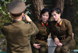 街拍8月的朝鲜：一士兵板门店拍婚纱照