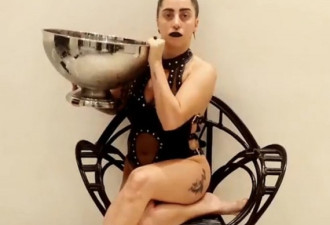 Gaga姐挑战冰水浇身 表情淡定女神范儿