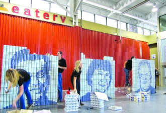 艺术家用一万个罐头砌市长候选人头像