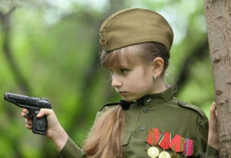 俄罗斯小萝莉扮苏军女兵 萌杀众网友