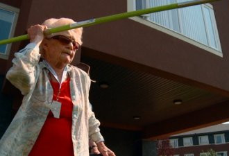 加拿大101岁老太威武：掷标枪拿金牌