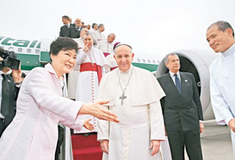 罗马教宗飞抵首尔 朝鲜射火箭炮示威