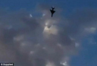 实拍：利比亚米格21战机失控 撞公寓