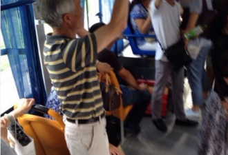 小伙公交车上未让座 遭多名老人暴打